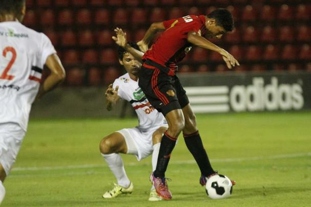 Sofrendo gols no primeiro e último lance, Sport cede empate na Ilha do Retiro e frustra noite dedicada a Leonardo