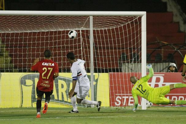 Sofrendo gols no primeiro e último lance, Sport cede empate na Ilha do Retiro e frustra noite dedicada a Leonardo