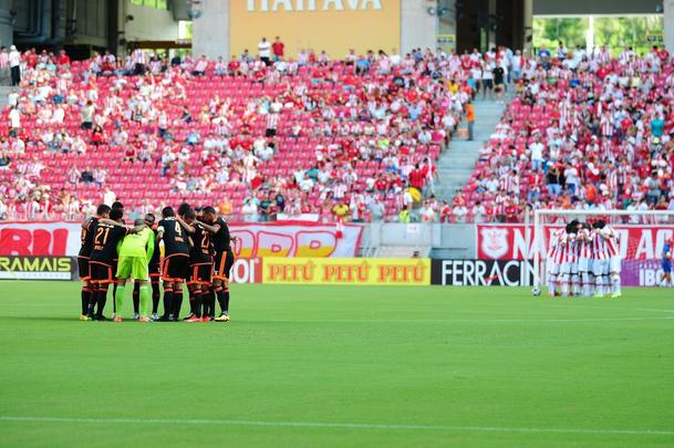 Alvirrubros e rubro-negros fizeram um jogo equilibrado e movimentado neste domingo, com os gols saindo no segundo tempo da partida