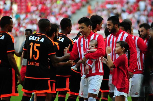 Alvirrubros e rubro-negros fizeram um jogo equilibrado e movimentado neste domingo, com os gols saindo no segundo tempo da partida