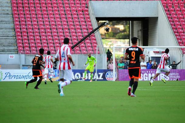 Alvirrubros e rubro-negros fizeram um jogo equilibrado e movimentado neste domingo, com os gols saindo no segundo tempo da partida
