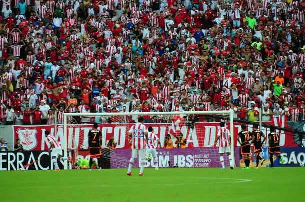 Alvirrubros e rubro-negros fizeram um jogo equilibrado e movimentado neste domingo, com os gols saindo no segundo tempo da partida