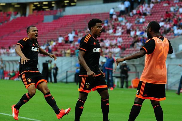 Alvirrubros e rubro-negros fizeram um jogo equilibrado e movimentado neste domingo, com os gols saindo no segundo tempo da partida