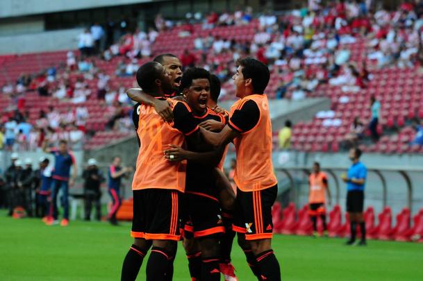 Alvirrubros e rubro-negros fizeram um jogo equilibrado e movimentado neste domingo, com os gols saindo no segundo tempo da partida