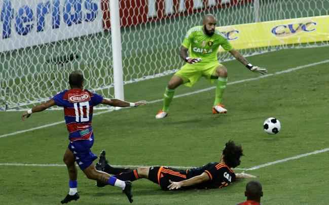 Matheus foi mais uma vez decisivo - no pior dos sentidos - contra o Fortaleza. Deu um passe muito infeliz que entregou a bola ao atacante rival. Na sequência do lance, saiu o segundo gol tricolor