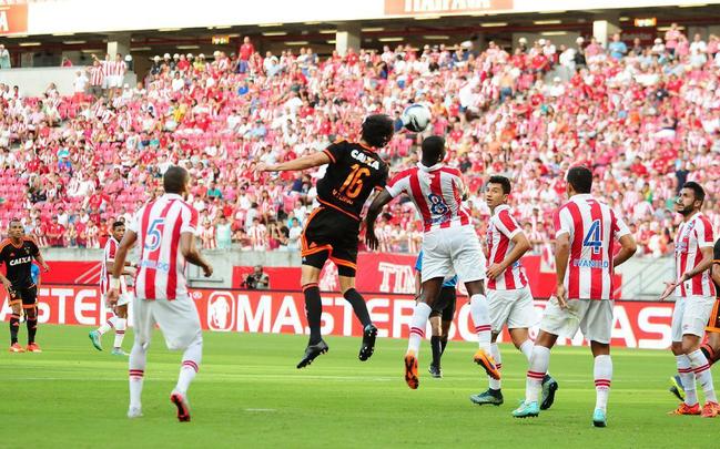 No segundo clássico contra o Náutico, o defensor fez um contato desnecessário com o atacante timbu dentro da área, que ocasionou o pênalti em que os alvirrubros abriram o placar