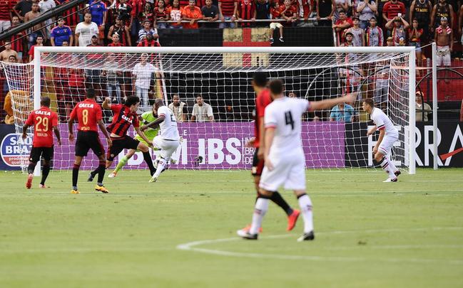 No Clássico das Multidões, Matheus saiu na foto do gol coral: ele se atrapalhou com Danilo Fernandes e depois ficou perdido no cruzamento que originou o gol de Grafite