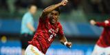 Aps no dar certo no Tottenham, o meia Paulinho trocou o futebol ingls pelos milhes do Guangzhou Evergrande