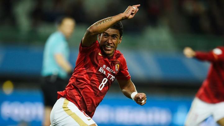 Após não dar certo no Tottenham, o meia Paulinho trocou o futebol inglês pelos milhões do Guangzhou Evergrande