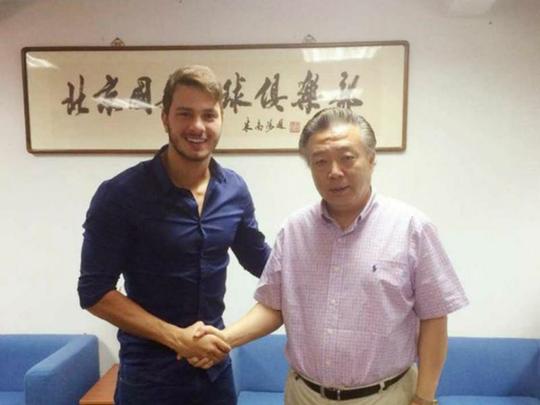 Formado pelo Atlético-MG e com passagem pelo Porto (Portugal), Kléber é companheiro de Ralf e Renato Augusto no Beijing Guoan