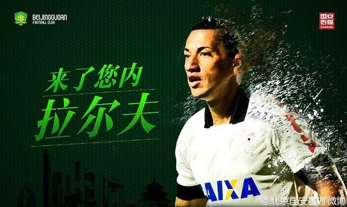 Após muito tempo no Corinthians, o volante Ralf assinou um contrato milionário com o Beijing Guoan