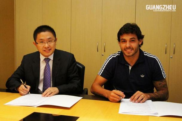 Após se sagrar o melhor jogador do Brasileirão de 2014, Ricardo Goulart foi para o Guangzhou Evergrande, onde se firmou como um dos maiores craques do país. Já estendeu seu contrato até 2020