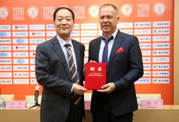 Mano Menezes recuperou o Cruzeiro no Brasileiro de 2015, mas trocou o clube mineiro por uma proposta milionária do Shandong Luneng