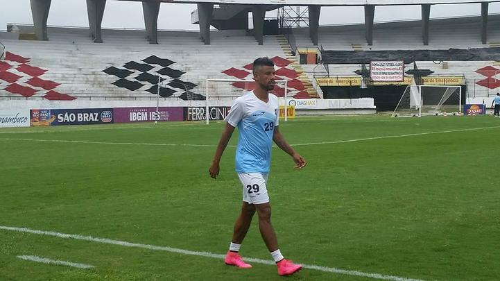 Jogador de 37 anos concedeu entrevista coletiva e ainda fez trabalho leve com bola no Arruda