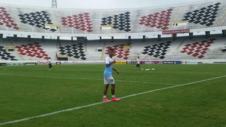 Jogador de 37 anos concedeu entrevista coletiva e ainda fez trabalho leve com bola no Arruda