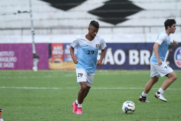 Jogador de 37 anos concedeu entrevista coletiva e ainda fez trabalho leve com bola no Arruda