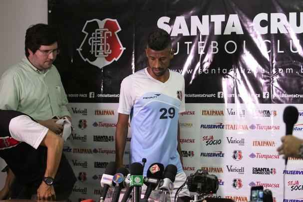 Jogador de 37 anos concedeu entrevista coletiva e ainda fez trabalho leve com bola no Arruda