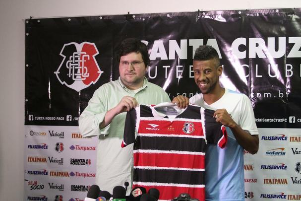 Jogador de 37 anos concedeu entrevista coletiva e ainda fez trabalho leve com bola no Arruda