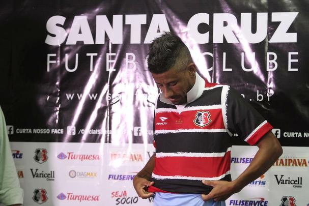 Jogador de 37 anos concedeu entrevista coletiva e ainda fez trabalho leve com bola no Arruda