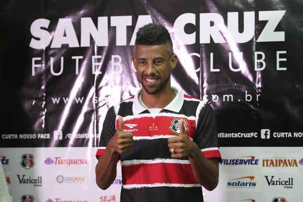 Jogador de 37 anos concedeu entrevista coletiva e ainda fez trabalho leve com bola no Arruda