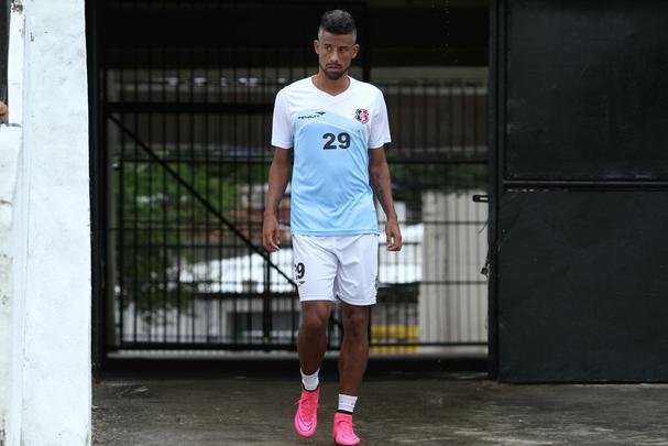 Jogador de 37 anos concedeu entrevista coletiva e ainda fez trabalho leve com bola no Arruda