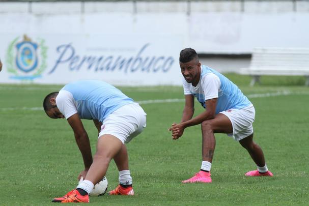 Jogador de 37 anos concedeu entrevista coletiva e ainda fez trabalho leve com bola no Arruda