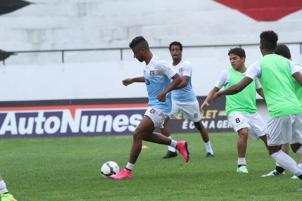 Jogador de 37 anos concedeu entrevista coletiva e ainda fez trabalho leve com bola no Arruda