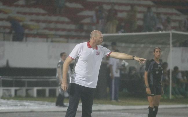 Gol do Nutico. Foi praticamente assim que comeou o jogo da noite desta segunda-feira no Arruda. Com apenas 29 segundos de bola rolando, Renan Oliveira abriu o placar. Ainda na primeira etapa, Danilo Cirqueira (contra) e Rony ampliaram. O segundo tempo teve um ritmo mais lento, mas o Timbu ainda conseguiu fazer mais dois, com Caque Valdivia e Ronaldo Alves, que chegou  artilharia do Pernambucano