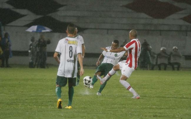 Gol do Nutico. Foi praticamente assim que comeou o jogo da noite desta segunda-feira no Arruda. Com apenas 29 segundos de bola rolando, Renan Oliveira abriu o placar. Ainda na primeira etapa, Danilo Cirqueira (contra) e Rony ampliaram. O segundo tempo teve um ritmo mais lento, mas o Timbu ainda conseguiu fazer mais dois, com Caque Valdivia e Ronaldo Alves, que chegou  artilharia do Pernambucano
