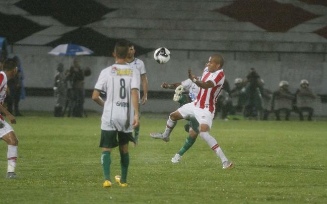 Gol do Nutico. Foi praticamente assim que comeou o jogo da noite desta segunda-feira no Arruda. Com apenas 29 segundos de bola rolando, Renan Oliveira abriu o placar. Ainda na primeira etapa, Danilo Cirqueira (contra) e Rony ampliaram. O segundo tempo teve um ritmo mais lento, mas o Timbu ainda conseguiu fazer mais dois, com Caque Valdivia e Ronaldo Alves, que chegou  artilharia do Pernambucano