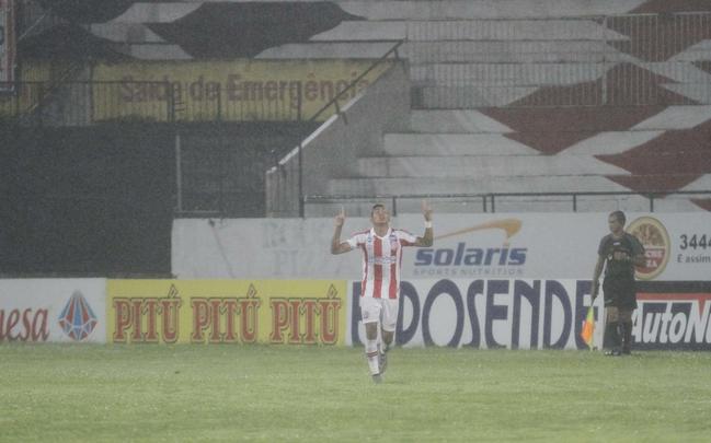 Gol do Nutico. Foi praticamente assim que comeou o jogo da noite desta segunda-feira no Arruda. Com apenas 29 segundos de bola rolando, Renan Oliveira abriu o placar. Ainda na primeira etapa, Danilo Cirqueira (contra) e Rony ampliaram. O segundo tempo teve um ritmo mais lento, mas o Timbu ainda conseguiu fazer mais dois, com Caque Valdivia e Ronaldo Alves, que chegou  artilharia do Pernambucano
