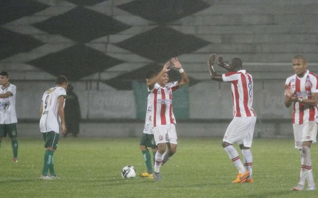 Gol do Nutico. Foi praticamente assim que comeou o jogo da noite desta segunda-feira no Arruda. Com apenas 29 segundos de bola rolando, Renan Oliveira abriu o placar. Ainda na primeira etapa, Danilo Cirqueira (contra) e Rony ampliaram. O segundo tempo teve um ritmo mais lento, mas o Timbu ainda conseguiu fazer mais dois, com Caque Valdivia e Ronaldo Alves, que chegou  artilharia do Pernambucano