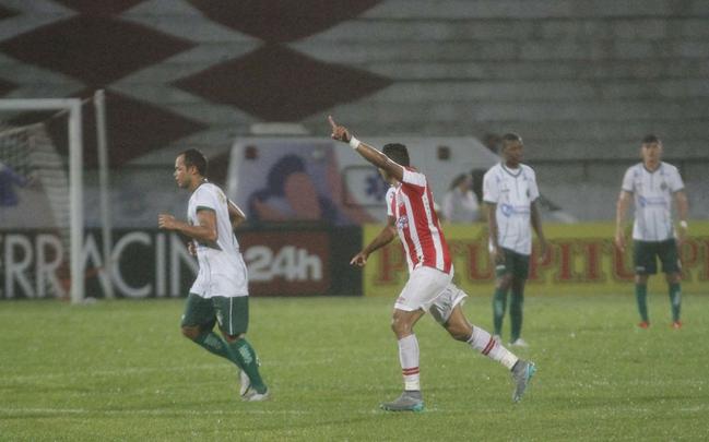 Gol do Nutico. Foi praticamente assim que comeou o jogo da noite desta segunda-feira no Arruda. Com apenas 29 segundos de bola rolando, Renan Oliveira abriu o placar. Ainda na primeira etapa, Danilo Cirqueira (contra) e Rony ampliaram. O segundo tempo teve um ritmo mais lento, mas o Timbu ainda conseguiu fazer mais dois, com Caque Valdivia e Ronaldo Alves, que chegou  artilharia do Pernambucano