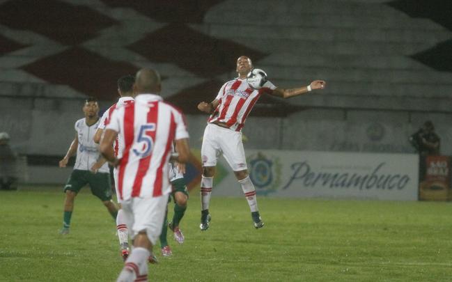 Gol do Nutico. Foi praticamente assim que comeou o jogo da noite desta segunda-feira no Arruda. Com apenas 29 segundos de bola rolando, Renan Oliveira abriu o placar. Ainda na primeira etapa, Danilo Cirqueira (contra) e Rony ampliaram. O segundo tempo teve um ritmo mais lento, mas o Timbu ainda conseguiu fazer mais dois, com Caque Valdivia e Ronaldo Alves, que chegou  artilharia do Pernambucano