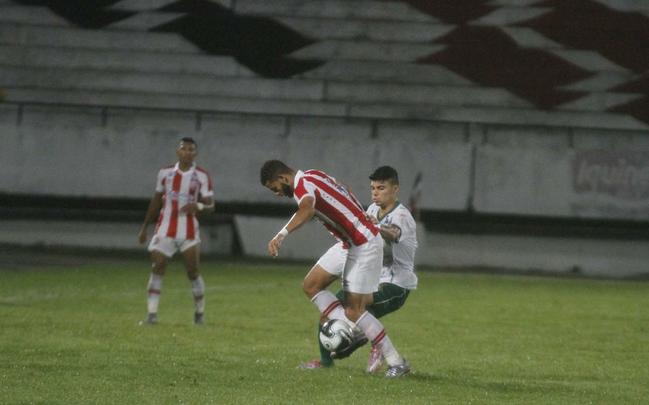 Gol do Nutico. Foi praticamente assim que comeou o jogo da noite desta segunda-feira no Arruda. Com apenas 29 segundos de bola rolando, Renan Oliveira abriu o placar. Ainda na primeira etapa, Danilo Cirqueira (contra) e Rony ampliaram. O segundo tempo teve um ritmo mais lento, mas o Timbu ainda conseguiu fazer mais dois, com Caque Valdivia e Ronaldo Alves, que chegou  artilharia do Pernambucano