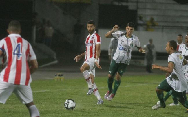 Gol do Nutico. Foi praticamente assim que comeou o jogo da noite desta segunda-feira no Arruda. Com apenas 29 segundos de bola rolando, Renan Oliveira abriu o placar. Ainda na primeira etapa, Danilo Cirqueira (contra) e Rony ampliaram. O segundo tempo teve um ritmo mais lento, mas o Timbu ainda conseguiu fazer mais dois, com Caque Valdivia e Ronaldo Alves, que chegou  artilharia do Pernambucano