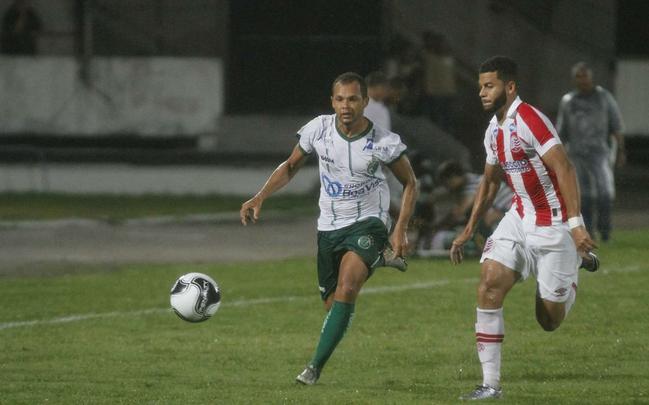 Gol do Nutico. Foi praticamente assim que comeou o jogo da noite desta segunda-feira no Arruda. Com apenas 29 segundos de bola rolando, Renan Oliveira abriu o placar. Ainda na primeira etapa, Danilo Cirqueira (contra) e Rony ampliaram. O segundo tempo teve um ritmo mais lento, mas o Timbu ainda conseguiu fazer mais dois, com Caque Valdivia e Ronaldo Alves, que chegou  artilharia do Pernambucano