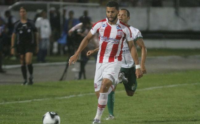 Gol do Nutico. Foi praticamente assim que comeou o jogo da noite desta segunda-feira no Arruda. Com apenas 29 segundos de bola rolando, Renan Oliveira abriu o placar. Ainda na primeira etapa, Danilo Cirqueira (contra) e Rony ampliaram. O segundo tempo teve um ritmo mais lento, mas o Timbu ainda conseguiu fazer mais dois, com Caque Valdivia e Ronaldo Alves, que chegou  artilharia do Pernambucano
