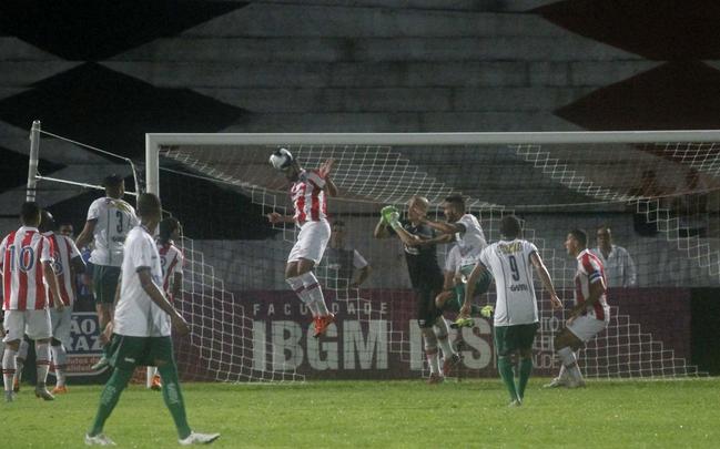 Gol do Nutico. Foi praticamente assim que comeou o jogo da noite desta segunda-feira no Arruda. Com apenas 29 segundos de bola rolando, Renan Oliveira abriu o placar. Ainda na primeira etapa, Danilo Cirqueira (contra) e Rony ampliaram. O segundo tempo teve um ritmo mais lento, mas o Timbu ainda conseguiu fazer mais dois, com Caque Valdivia e Ronaldo Alves, que chegou  artilharia do Pernambucano