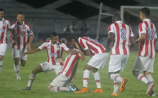 Gol do Nutico. Foi praticamente assim que comeou o jogo da noite desta segunda-feira no Arruda. Com apenas 29 segundos de bola rolando, Renan Oliveira abriu o placar. Ainda na primeira etapa, Danilo Cirqueira (contra) e Rony ampliaram. O segundo tempo teve um ritmo mais lento, mas o Timbu ainda conseguiu fazer mais dois, com Caque Valdivia e Ronaldo Alves, que chegou  artilharia do Pernambucano