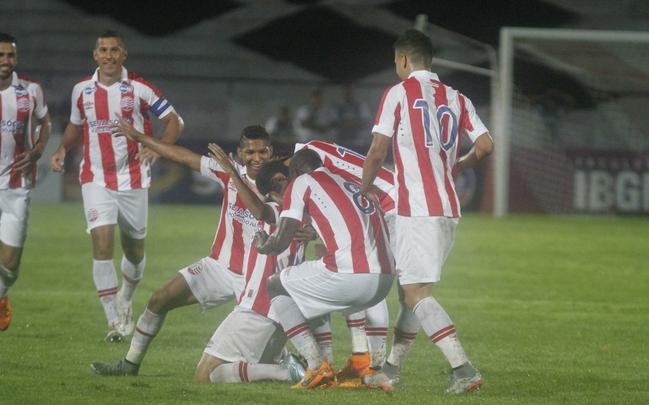 Gol do Nutico. Foi praticamente assim que comeou o jogo da noite desta segunda-feira no Arruda. Com apenas 29 segundos de bola rolando, Renan Oliveira abriu o placar. Ainda na primeira etapa, Danilo Cirqueira (contra) e Rony ampliaram. O segundo tempo teve um ritmo mais lento, mas o Timbu ainda conseguiu fazer mais dois, com Caque Valdivia e Ronaldo Alves, que chegou  artilharia do Pernambucano