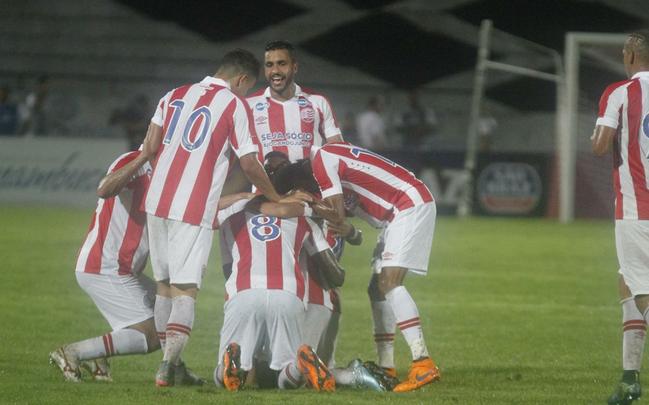 Gol do Nutico. Foi praticamente assim que comeou o jogo da noite desta segunda-feira no Arruda. Com apenas 29 segundos de bola rolando, Renan Oliveira abriu o placar. Ainda na primeira etapa, Danilo Cirqueira (contra) e Rony ampliaram. O segundo tempo teve um ritmo mais lento, mas o Timbu ainda conseguiu fazer mais dois, com Caque Valdivia e Ronaldo Alves, que chegou  artilharia do Pernambucano