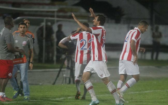 Gol do Nutico. Foi praticamente assim que comeou o jogo da noite desta segunda-feira no Arruda. Com apenas 29 segundos de bola rolando, Renan Oliveira abriu o placar. Ainda na primeira etapa, Danilo Cirqueira (contra) e Rony ampliaram. O segundo tempo teve um ritmo mais lento, mas o Timbu ainda conseguiu fazer mais dois, com Caque Valdivia e Ronaldo Alves, que chegou  artilharia do Pernambucano