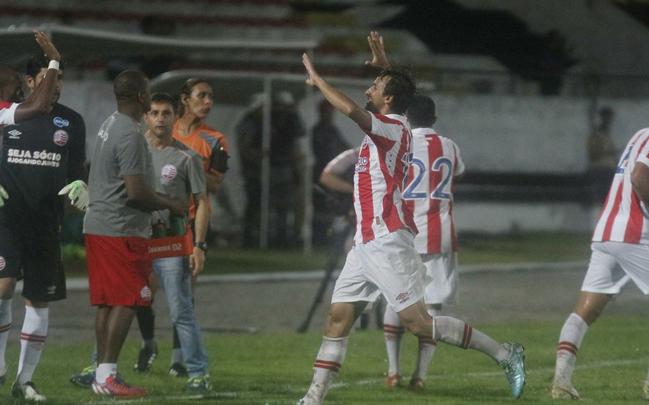 Gol do Nutico. Foi praticamente assim que comeou o jogo da noite desta segunda-feira no Arruda. Com apenas 29 segundos de bola rolando, Renan Oliveira abriu o placar. Ainda na primeira etapa, Danilo Cirqueira (contra) e Rony ampliaram. O segundo tempo teve um ritmo mais lento, mas o Timbu ainda conseguiu fazer mais dois, com Caque Valdivia e Ronaldo Alves, que chegou  artilharia do Pernambucano