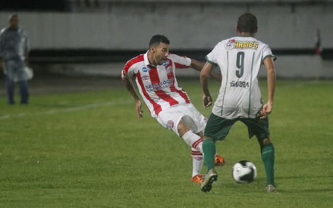 Gol do Nutico. Foi praticamente assim que comeou o jogo da noite desta segunda-feira no Arruda. Com apenas 29 segundos de bola rolando, Renan Oliveira abriu o placar. Ainda na primeira etapa, Danilo Cirqueira (contra) e Rony ampliaram. O segundo tempo teve um ritmo mais lento, mas o Timbu ainda conseguiu fazer mais dois, com Caque Valdivia e Ronaldo Alves, que chegou  artilharia do Pernambucano