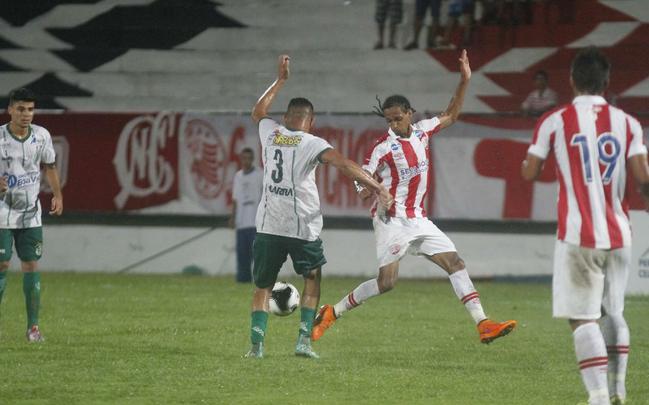 Gol do Nutico. Foi praticamente assim que comeou o jogo da noite desta segunda-feira no Arruda. Com apenas 29 segundos de bola rolando, Renan Oliveira abriu o placar. Ainda na primeira etapa, Danilo Cirqueira (contra) e Rony ampliaram. O segundo tempo teve um ritmo mais lento, mas o Timbu ainda conseguiu fazer mais dois, com Caque Valdivia e Ronaldo Alves, que chegou  artilharia do Pernambucano