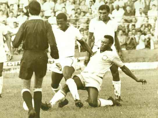 No dia 13 de julho de 1969, a Seleo Brasileira venceu a Seleo Pernambucana por 6 a 1. O jogo aconteceu na Ilha do Retiro e contou com a presena do maior jogador de todos os tempos: Pel