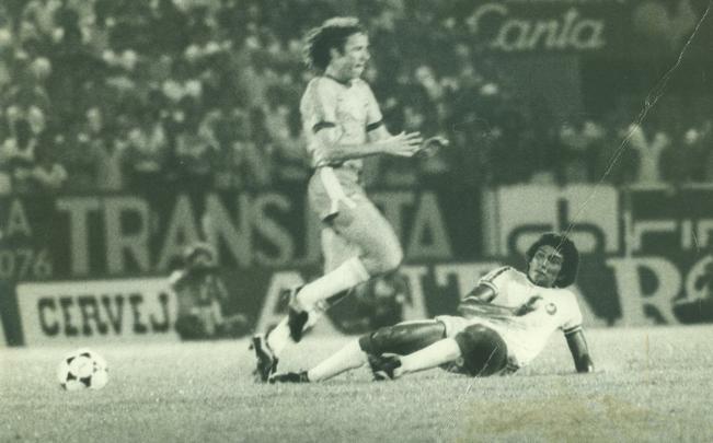 O incio da histria da Seleo Brasileira no Arruda se deu a partir do dia 13 de maio de 1978. Na ocasio, o Brasil empatou em 0 a 0 com Seleo Pernambucana. Na imagem, o meio-campista Givanildo Oliveira, atualmente treinador do Amrica-MG, defendendo a Cacareco
