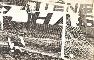 Foi o primeiro amistoso internacional da Seleo Brasileira no Recife. Em 19 de maio de1982, o Brasil ficou no empate em 1 a 1 com a Sua. Na imagem, as redes do Arruda sendo balanadas com o gol marcado por Zico. 