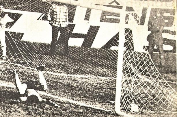 Foi o primeiro amistoso internacional da Seleo Brasileira no Recife. Em 19 de maio de1982, o Brasil ficou no empate em 1 a 1 com a Sua. Na imagem, as redes do Arruda sendo balanadas com o gol marcado por Zico. 